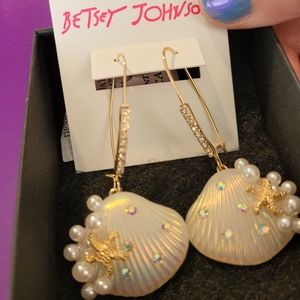 Betsey Johnson shell/ starfish earrings NWT